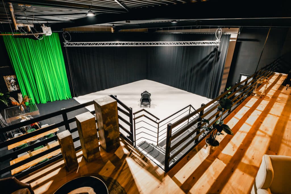 ein Filmstudio in Bonn mit schwarzer Wand