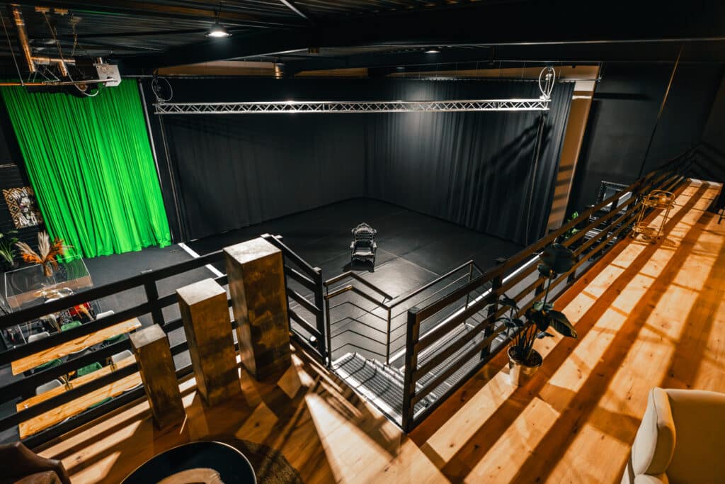 ein schwarzes Filmstudio in Köln